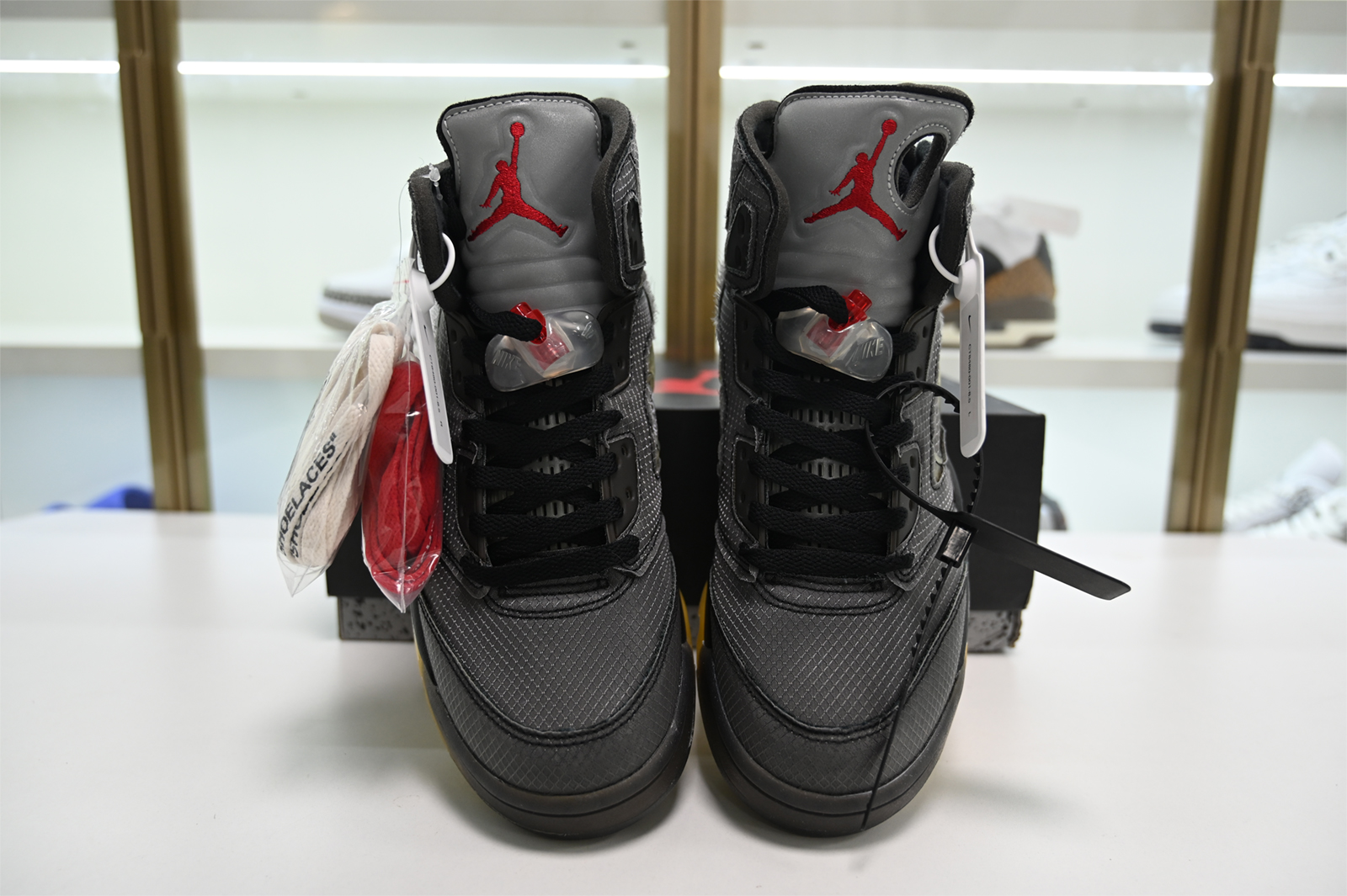 Off-White  AIR JORDAN 5 SP BLACK MUSLIN FIRE RED CT8480-001