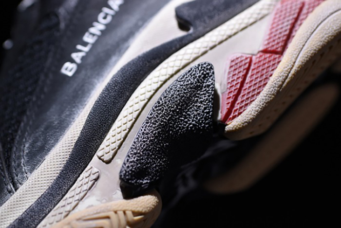 BALENCIAGA TRIPLE S W06E1-1000