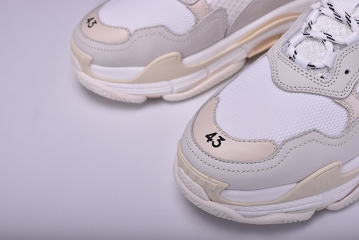 BA17FW TRIPLE S 490671-W06F1-9000