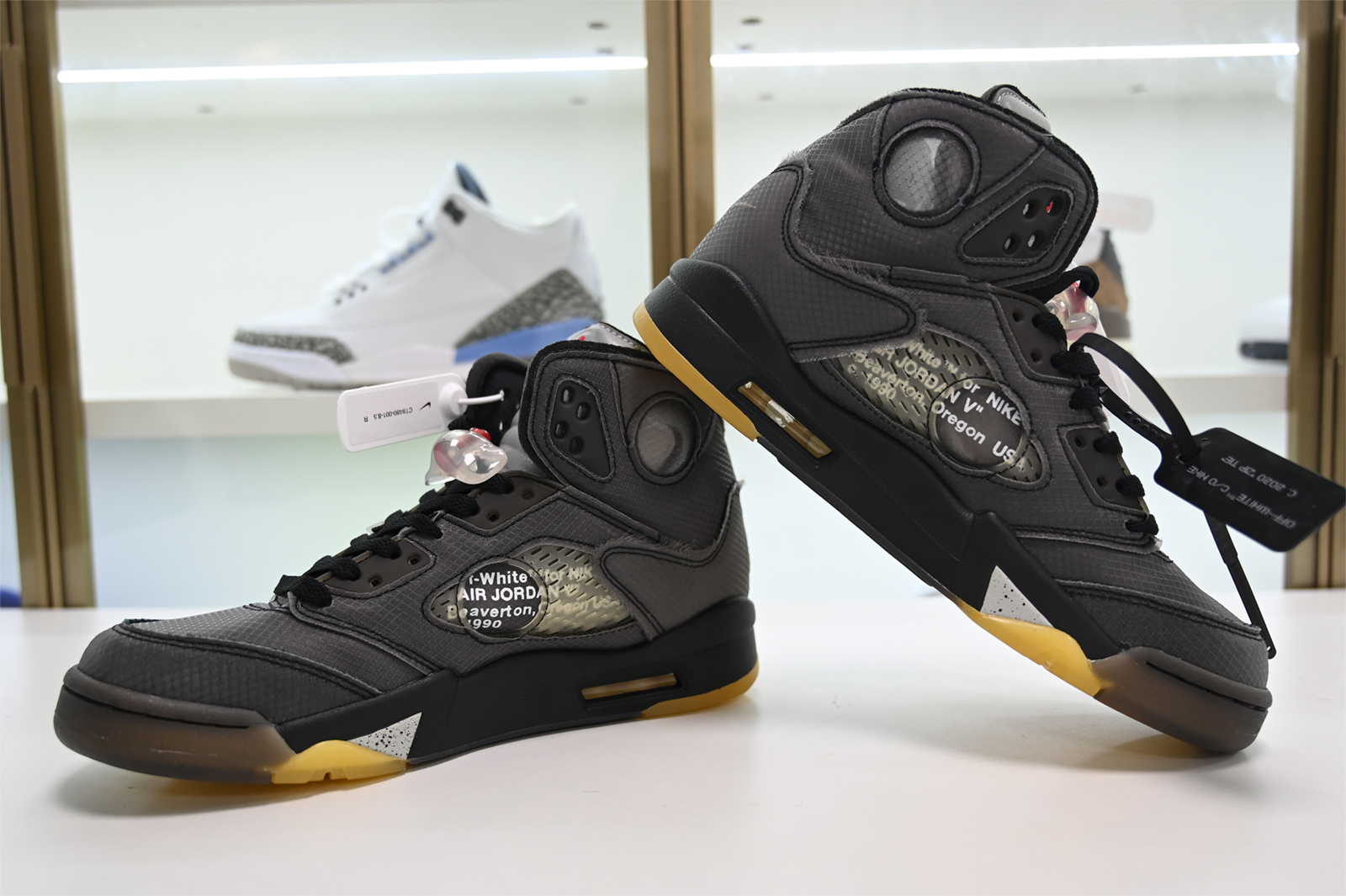 Off-White  AIR JORDAN 5 SP BLACK MUSLIN FIRE RED CT8480-001