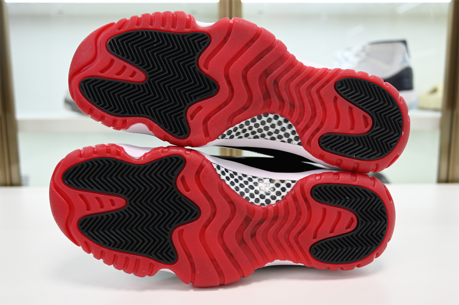 AIR JORDAN 11 BRED 2019 378037-061