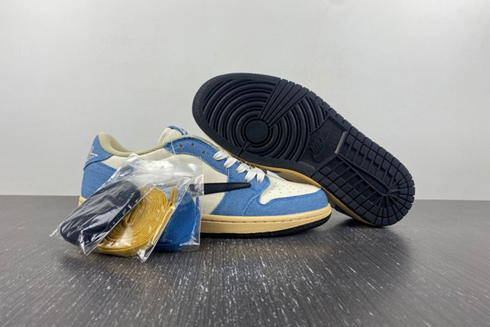 Travis Scott x Air Jordan 1 Low DM7866-902