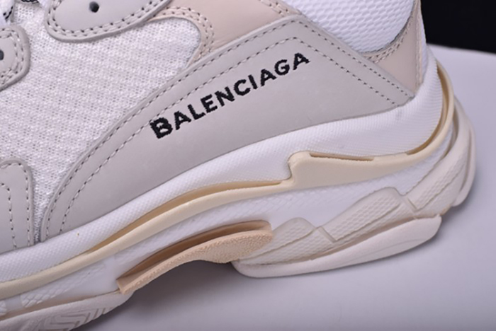 BA17FW TRIPLE S 490671-W06F1-9000