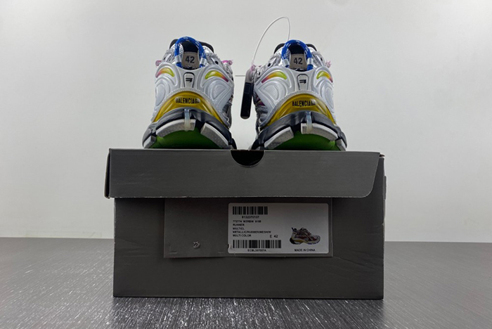 Balenciaga 7.5  772774-W3RBW-9168