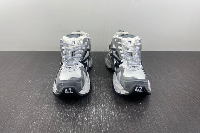 Balenciaga 7.5  677403-W3RB5-9012