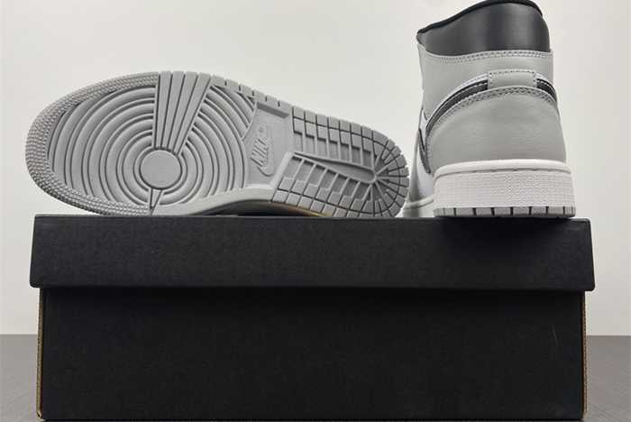 Air Jordan 1 Mid “Light Smoke Grey”  554724-078