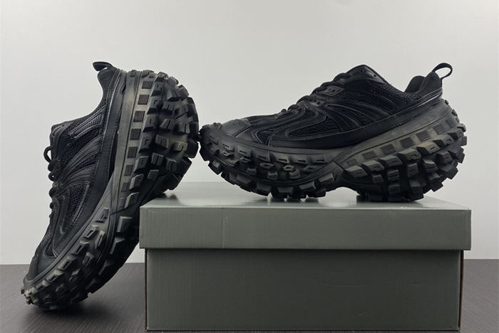 Defender Trainers in black mesh and nylon 685613W2RA61000