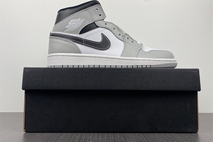 Air Jordan 1 Mid “Light Smoke Grey”  554724-078