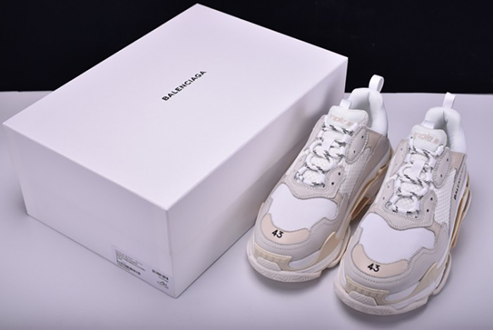 BA17FW TRIPLE S 490671-W06F1-9000