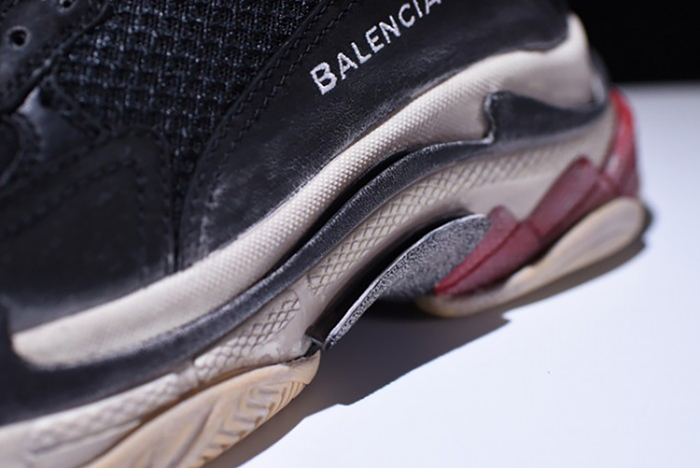 BALENCIAGA TRIPLE S W06E1-1000