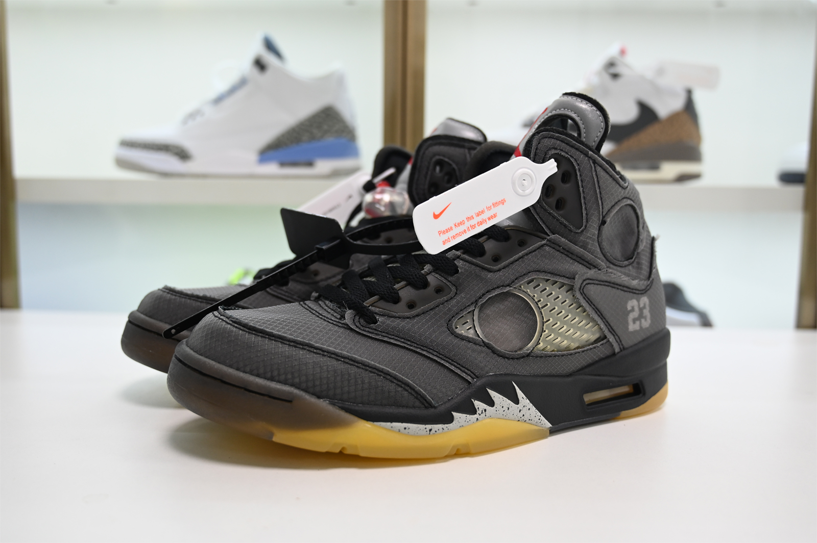 Off-White  AIR JORDAN 5 SP BLACK MUSLIN FIRE RED CT8480-001
