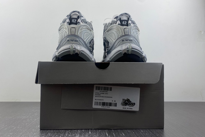 Balenciaga 7.5  677403-W3RB5-9012