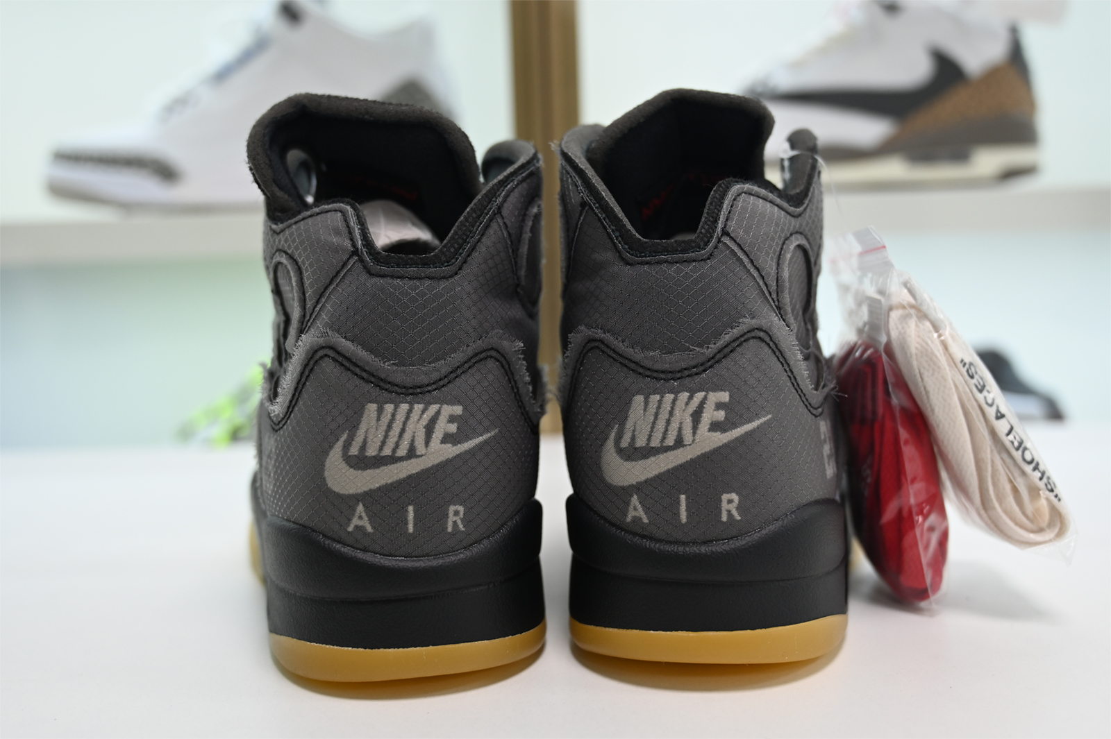 Off-White  AIR JORDAN 5 SP BLACK MUSLIN FIRE RED CT8480-001