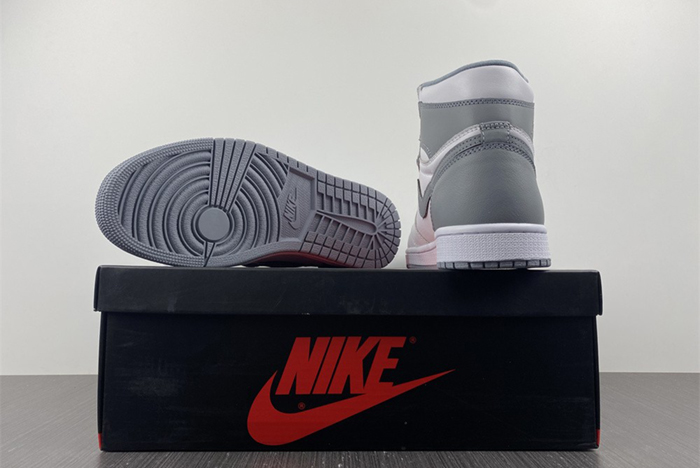 Air Jordan 1 High OG “Stealth”  555088-037