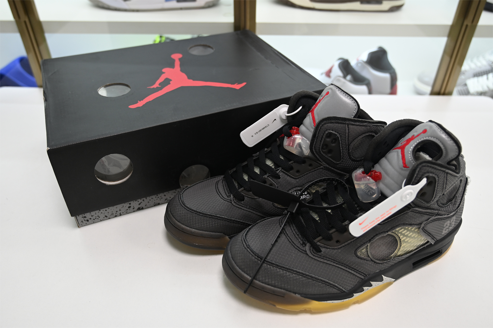 Off-White  AIR JORDAN 5 SP BLACK MUSLIN FIRE RED CT8480-001