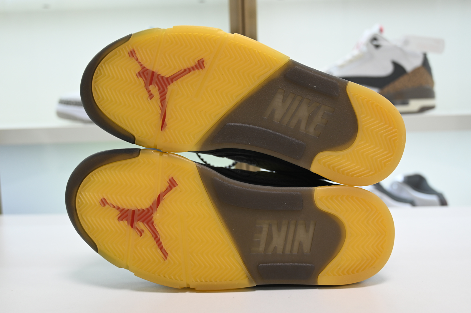 Off-White  AIR JORDAN 5 SP BLACK MUSLIN FIRE RED CT8480-001