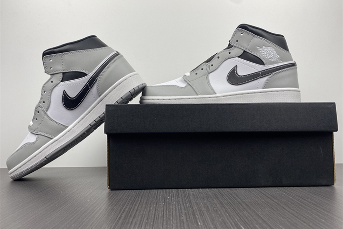 Air Jordan 1 Mid “Light Smoke Grey”  554724-078
