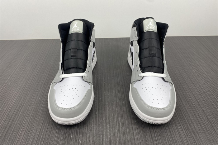 Air Jordan 1 Mid “Light Smoke Grey”  554724-078