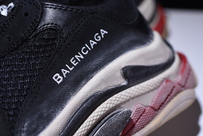 BALENCIAGA TRIPLE S W06E1-1000