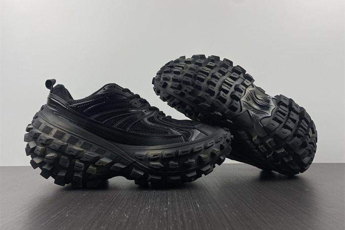 Defender Trainers in black mesh and nylon 685613W2RA61000