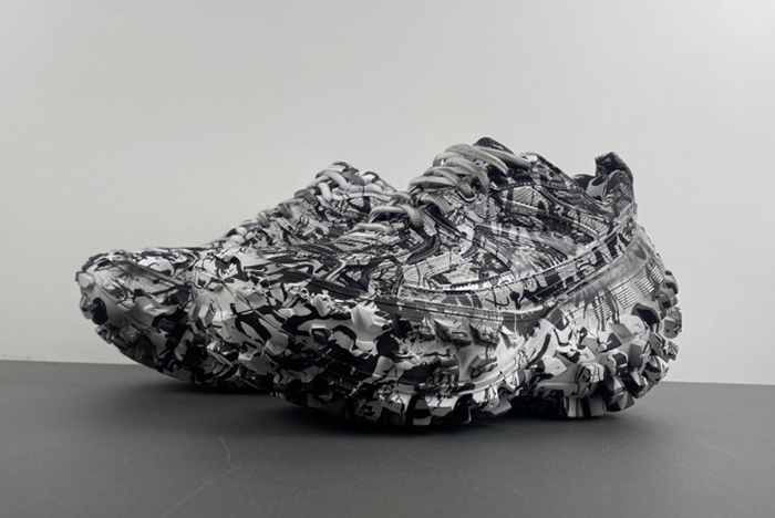 BALENCIAGA Graffiti Print Bouncer Sneakers 685613 W2RG19010