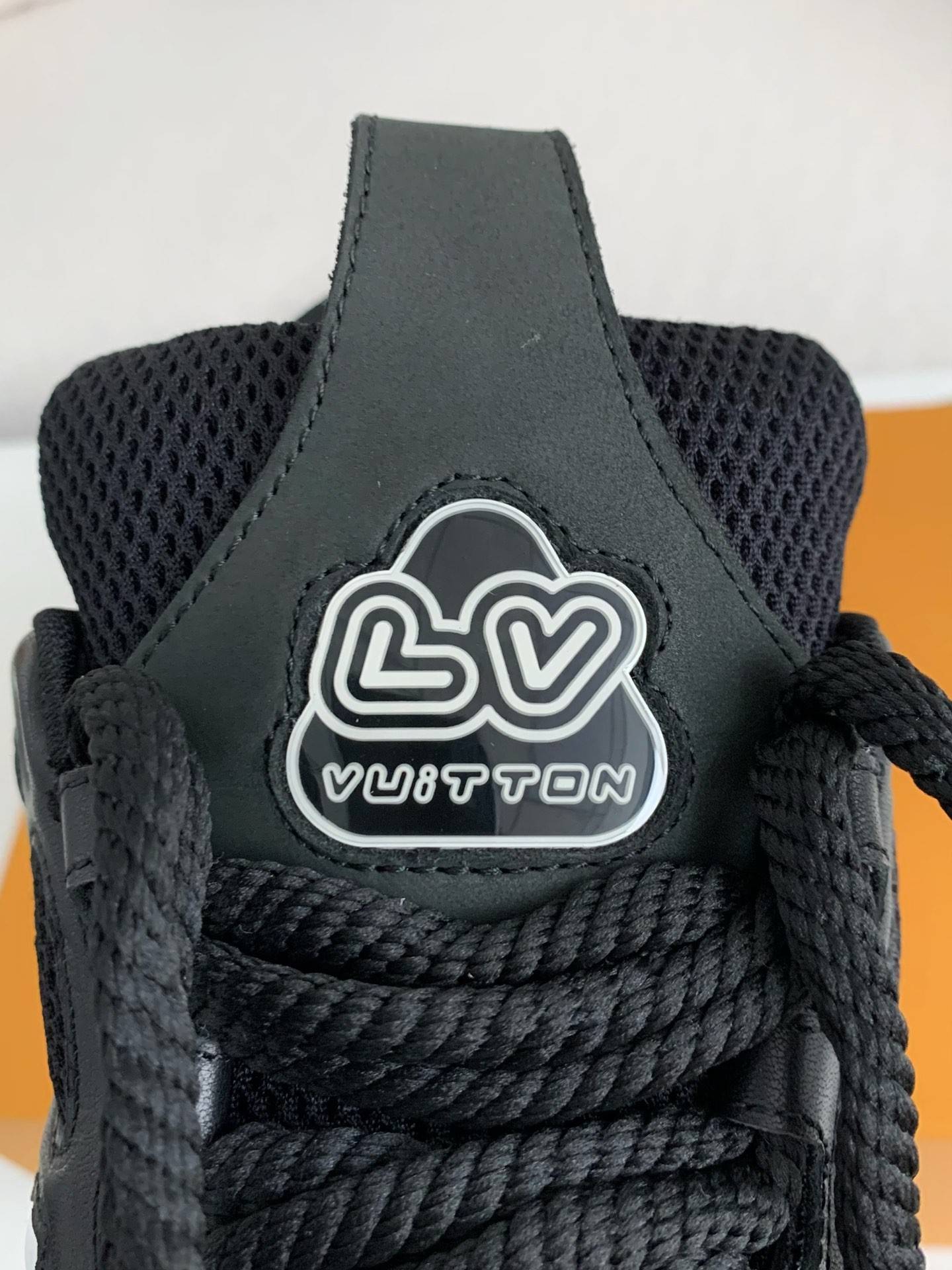L*V RUNNER TATIC Sneakers