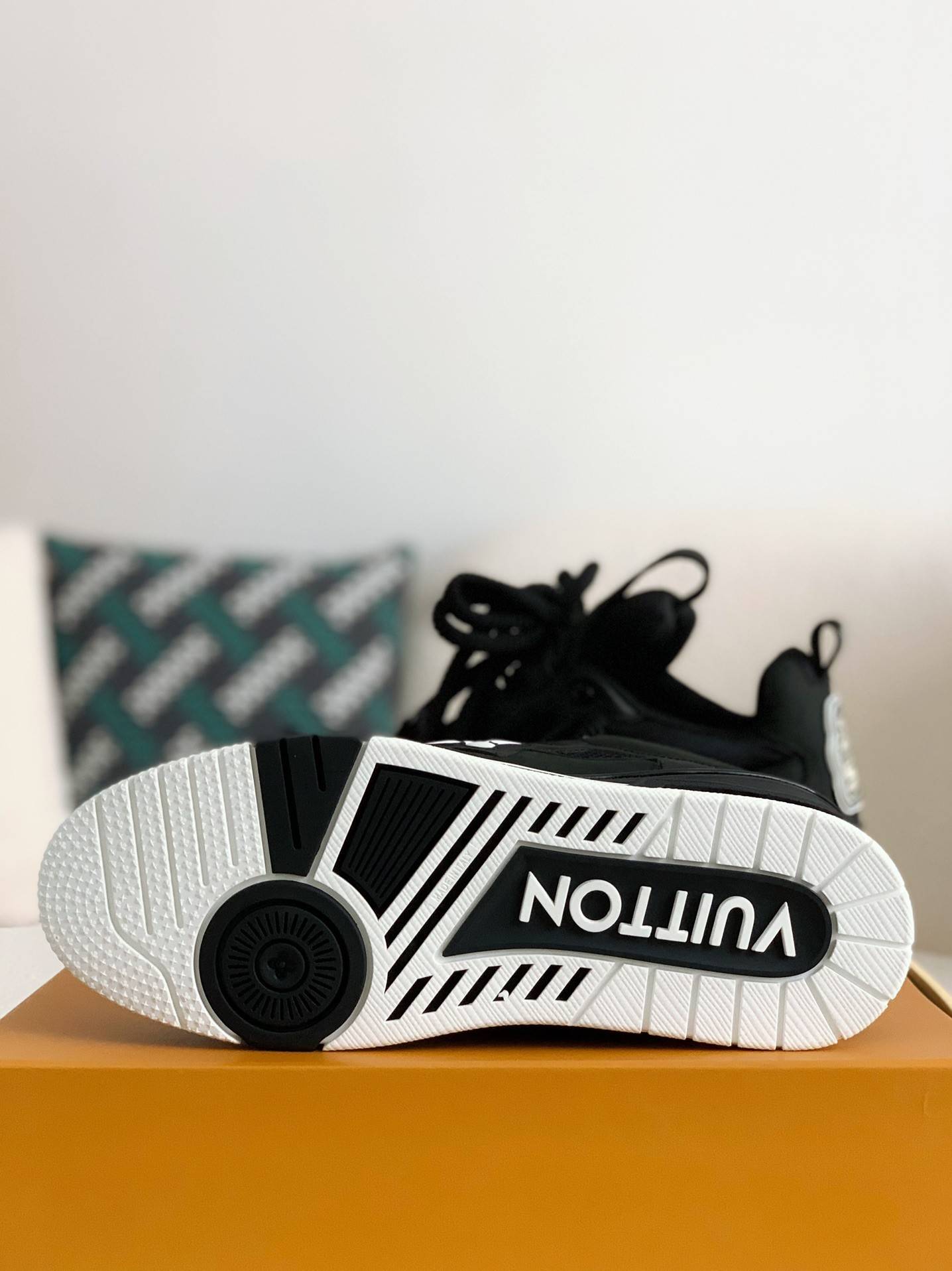 L*V RUNNER TATIC Sneakers