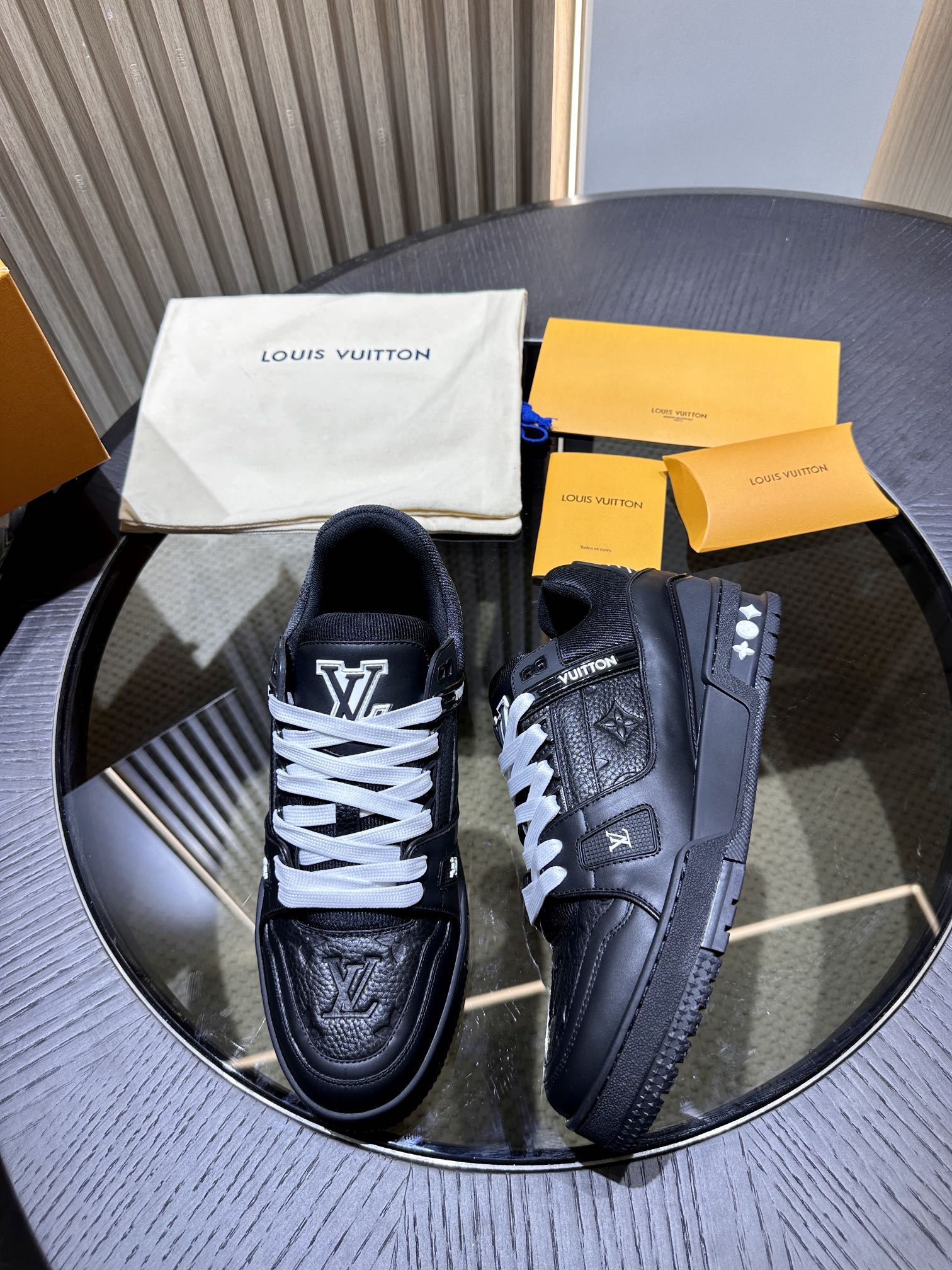 L*V TRAINER Sneakers