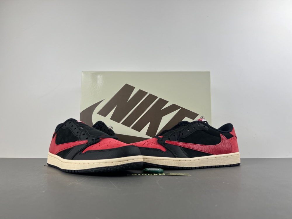 Travis Scott x Air Jordan 1 Low  DM7866-061